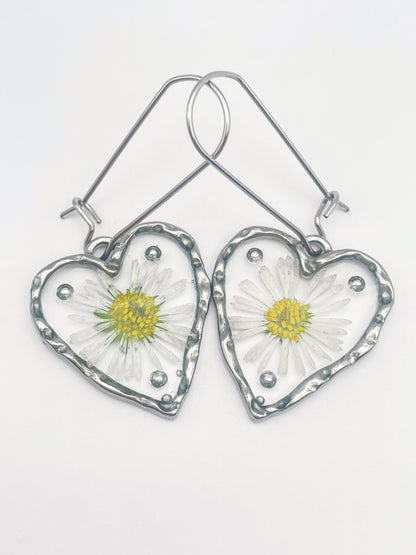 Heart dangle earrings with daisy flowers and silver beads