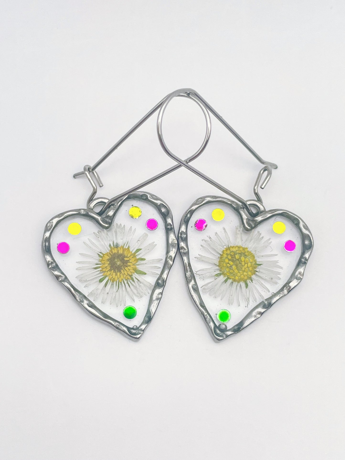 Heart dangle earrings with daisy flowers and colourful crystals
