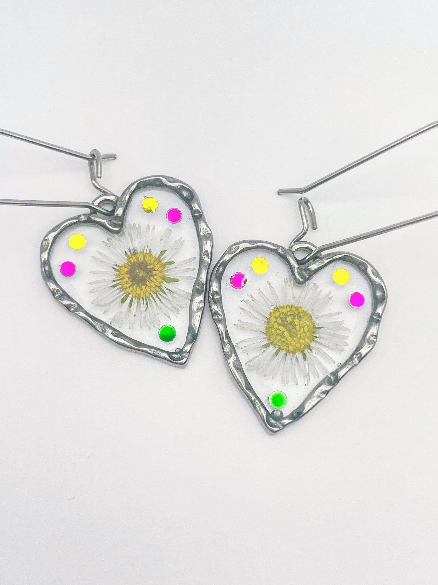 Heart dangle earrings with daisy flowers and colourful crystals
