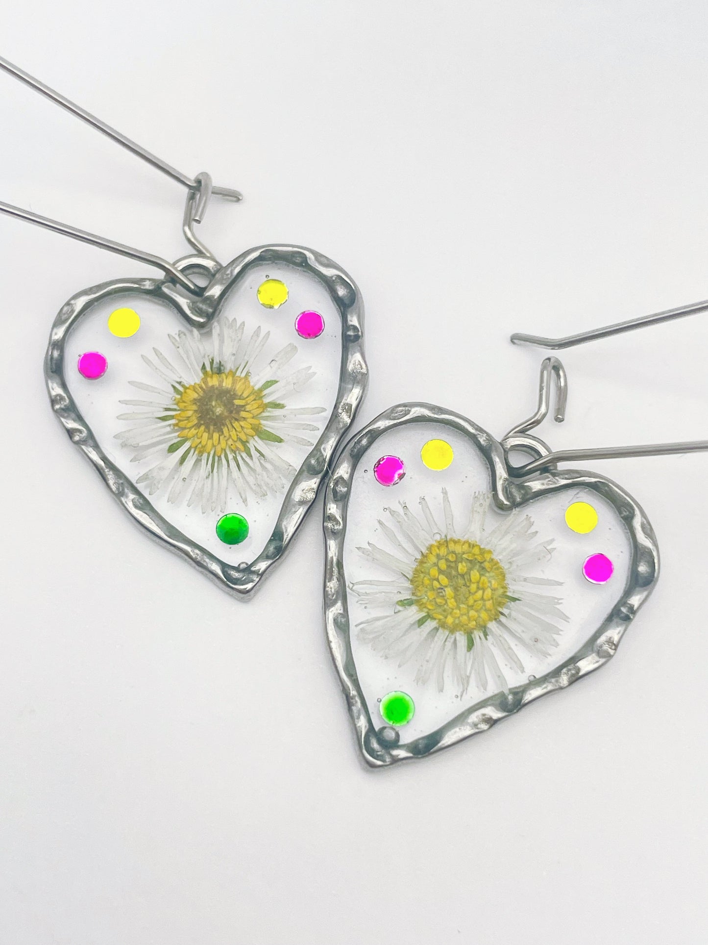 Heart dangle earrings with daisy flowers and colourful crystals