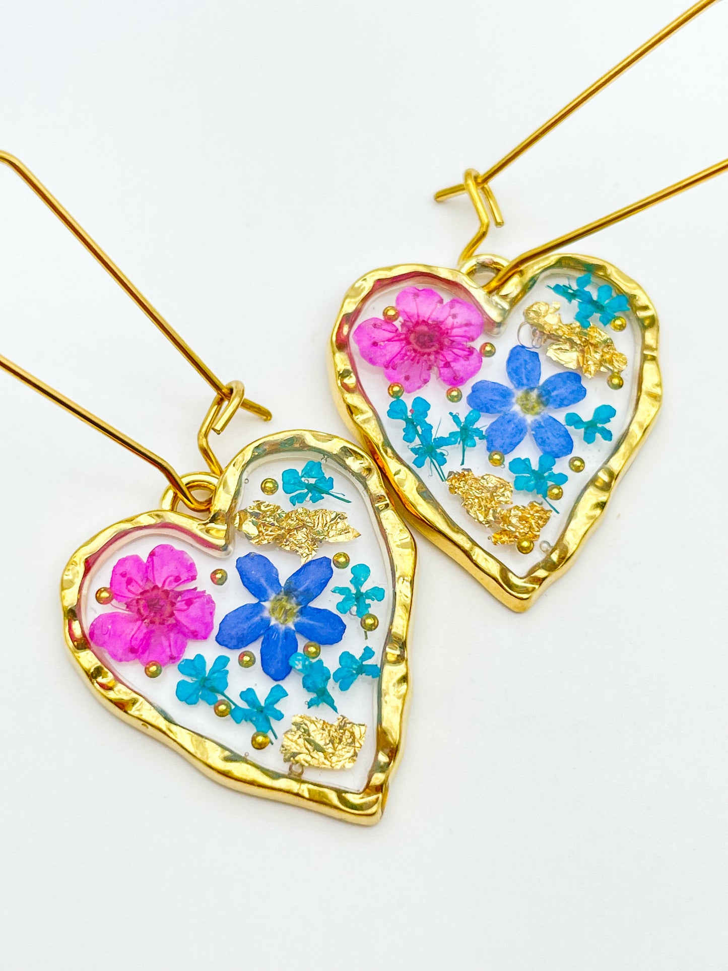 Herzohrringe mit Vergissmeinnicht und rosa Blüten