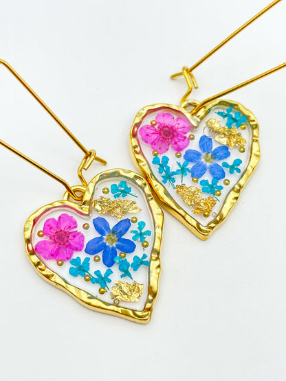 Herzohrringe mit Vergissmeinnicht und rosa Blüten