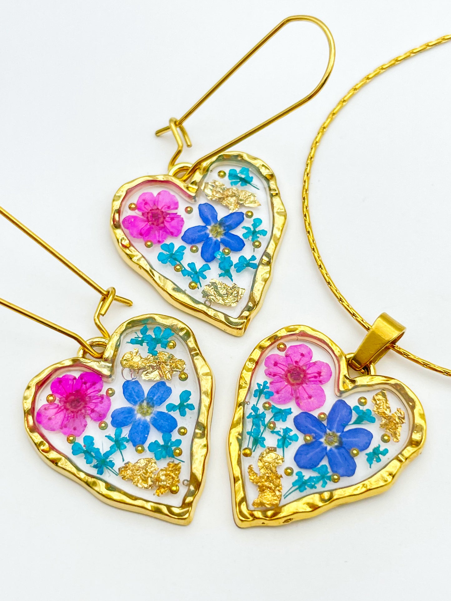 Herzohrringe mit Vergissmeinnicht und rosa Blüten
