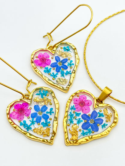 Herzohrringe mit Vergissmeinnicht und rosa Blüten
