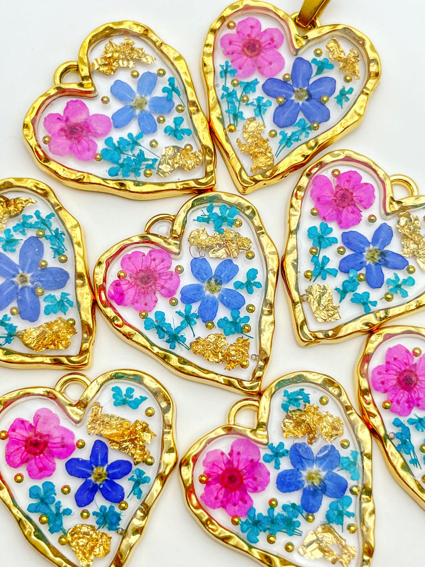 Herzohrringe mit Vergissmeinnicht und rosa Blüten