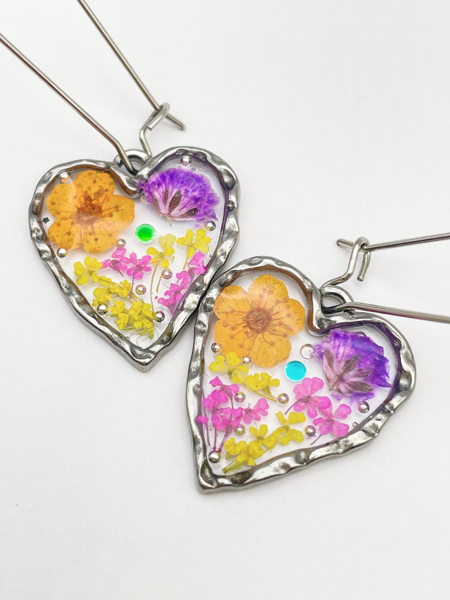 Boucles d'oreilles cœur avec fleurs aux couleurs pastel