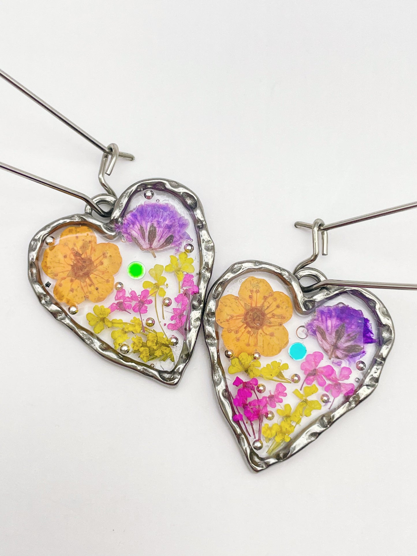 Boucles d'oreilles cœur avec fleurs aux couleurs pastel