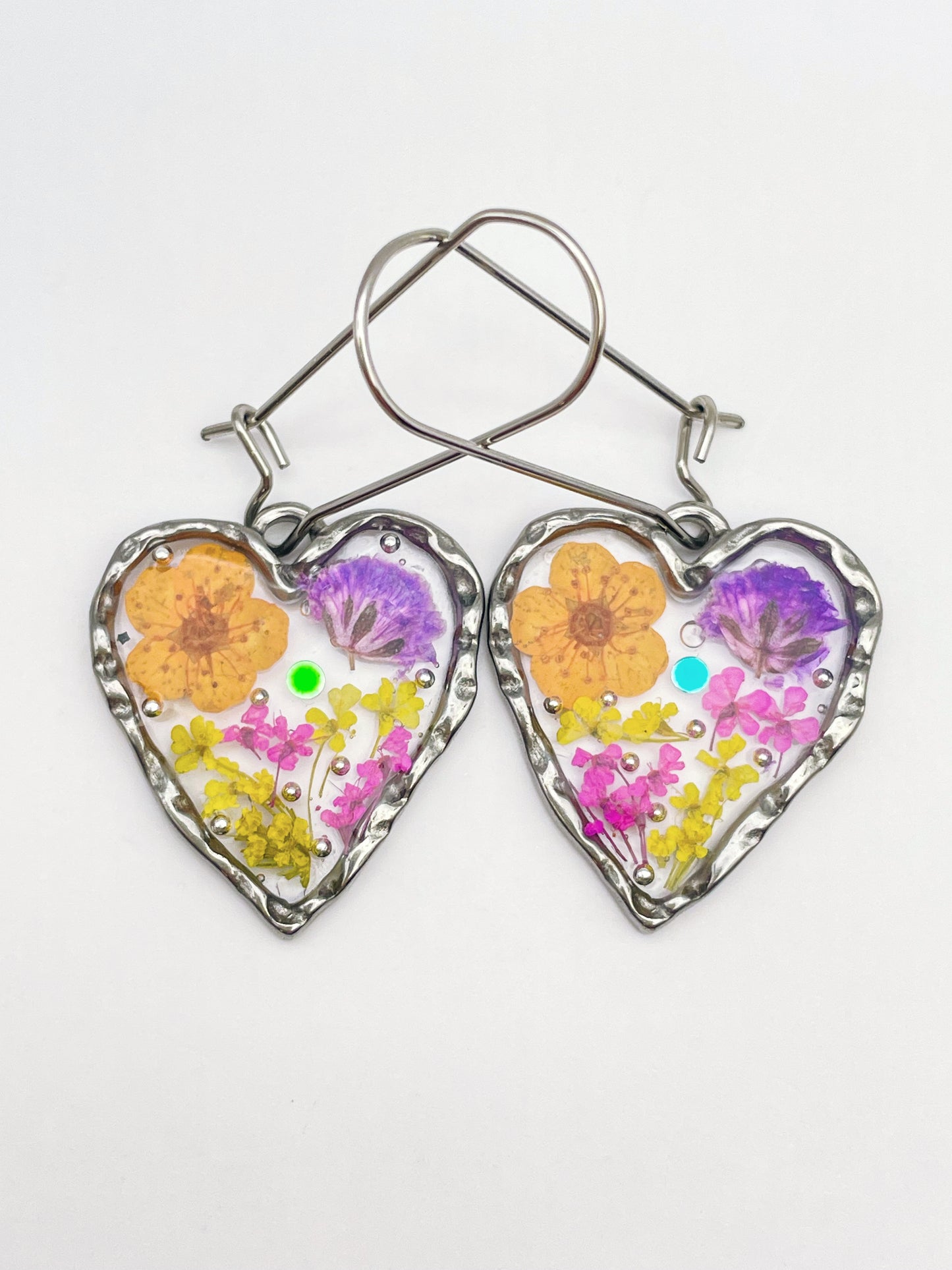 Boucles d'oreilles cœur avec fleurs aux couleurs pastel