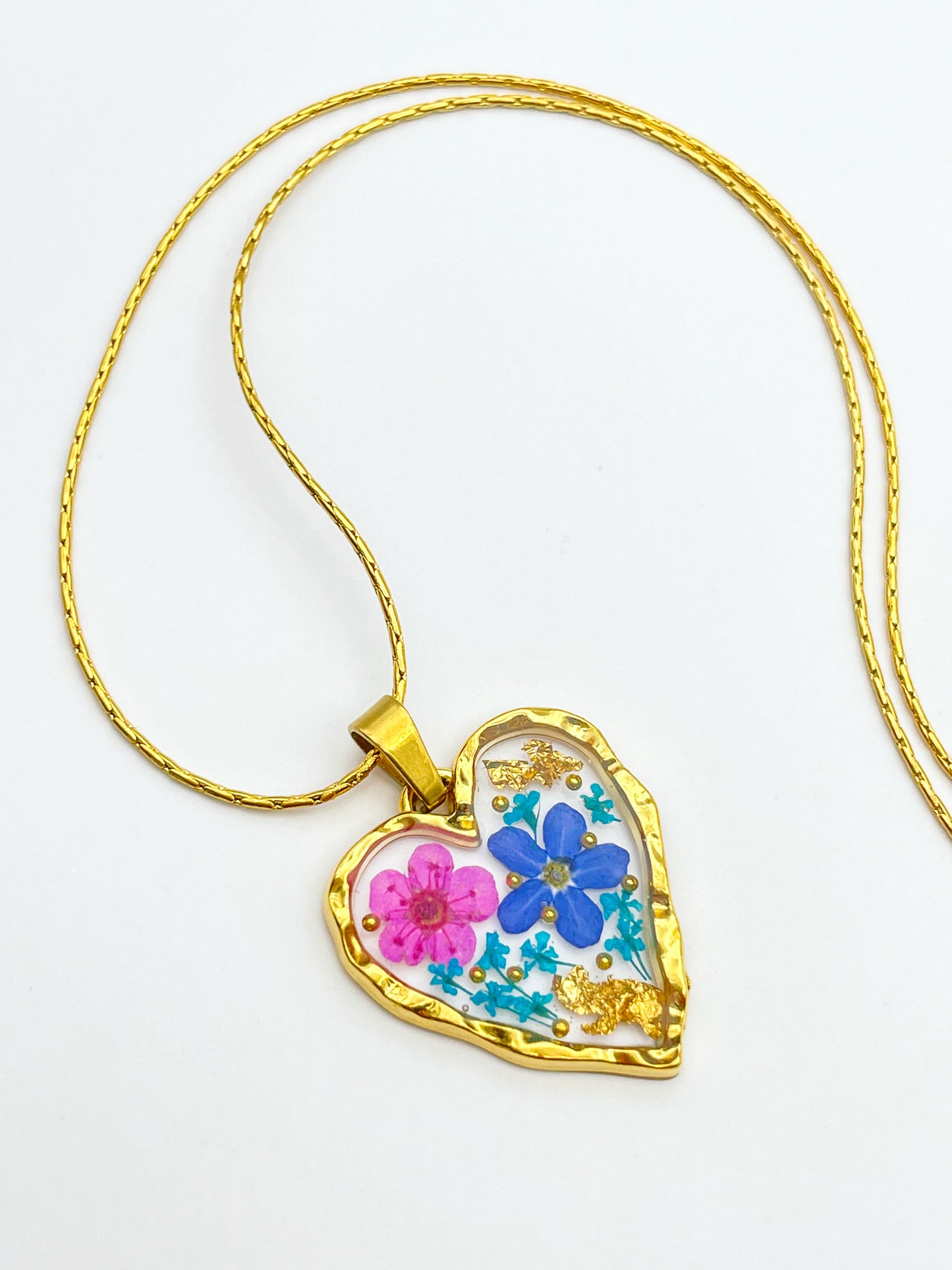 Collier cœur avec myosotis et fleurs roses