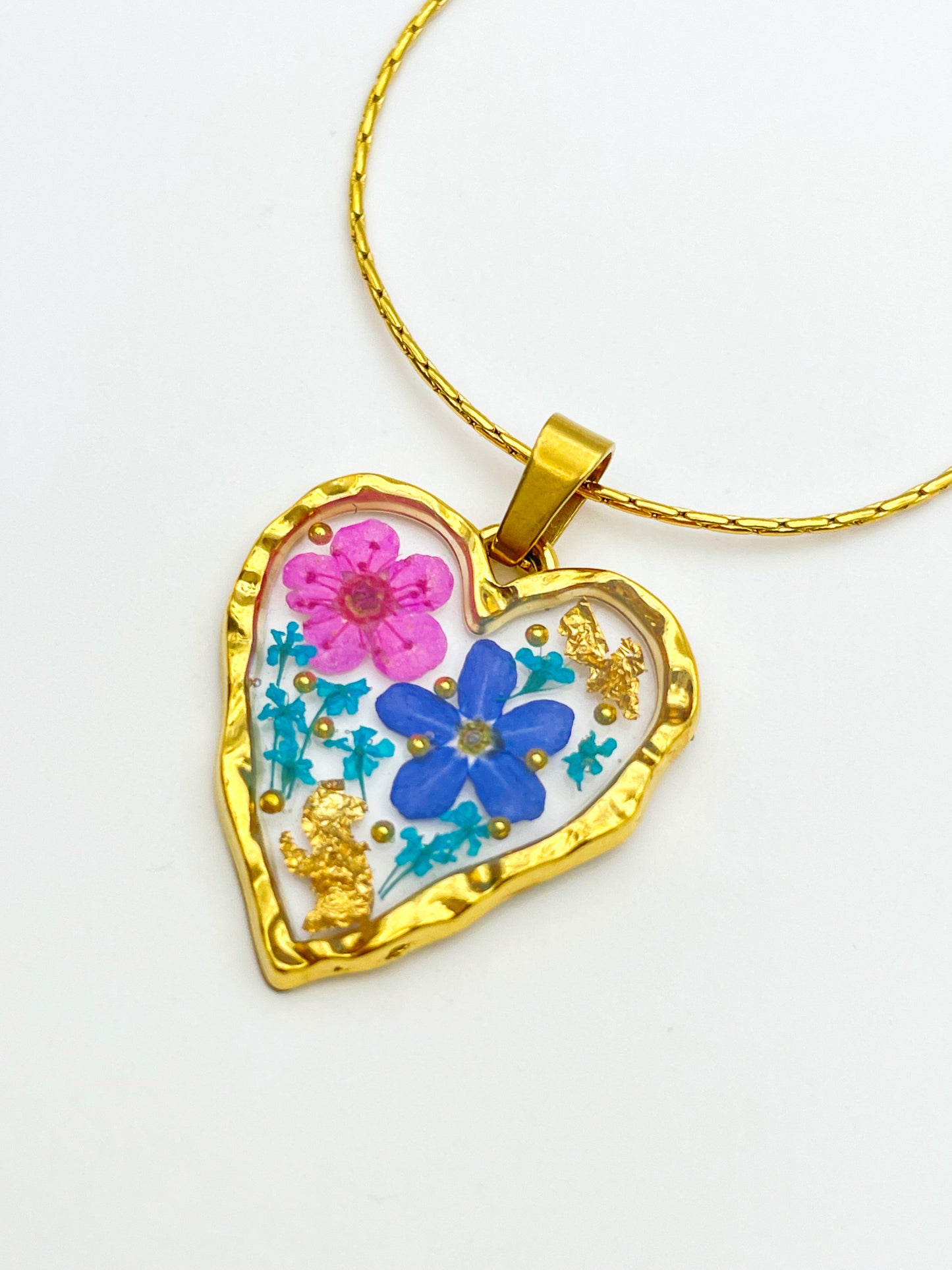 Collier cœur avec myosotis et fleurs roses