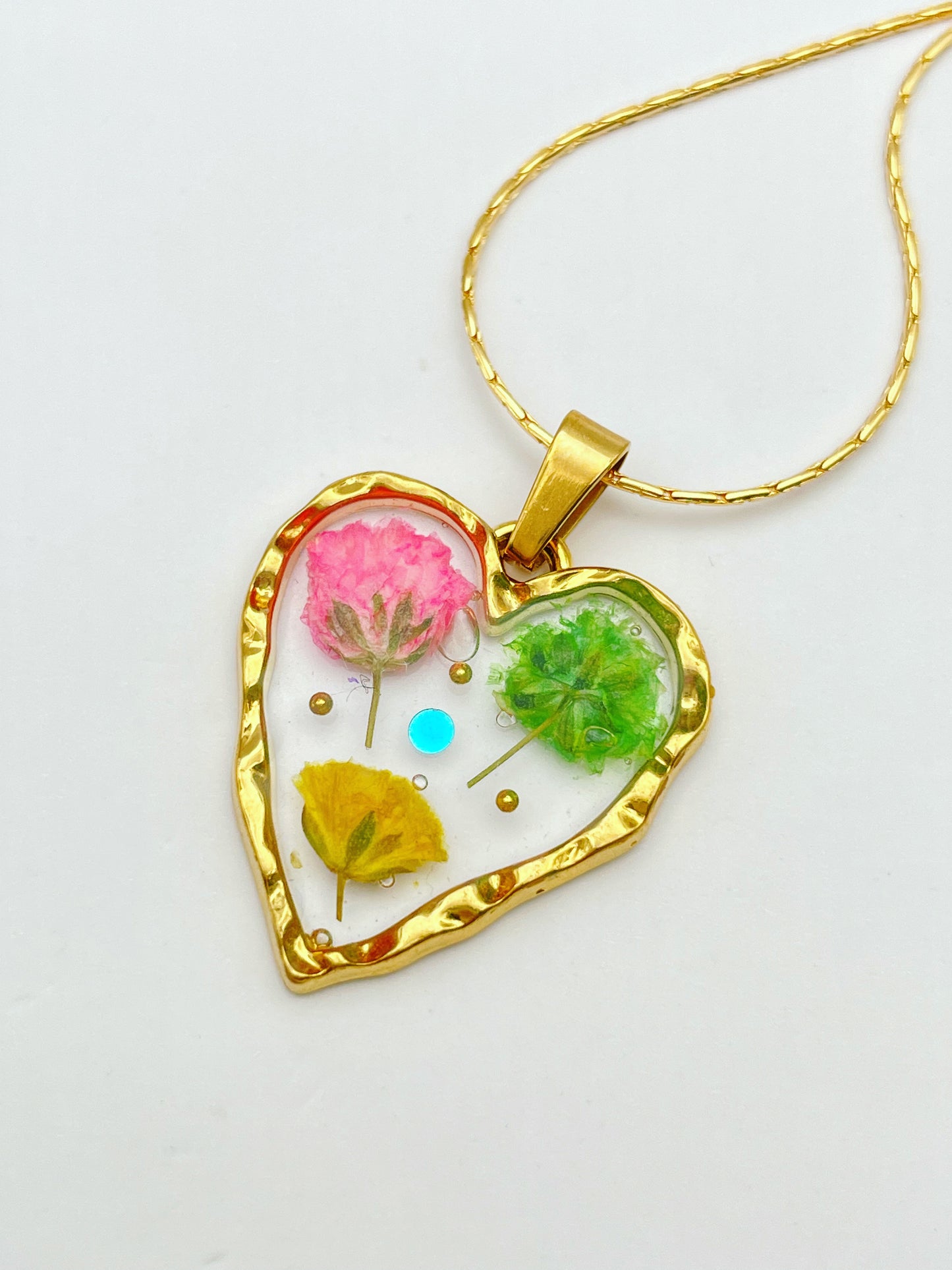 Heart pendant necklace with colourful beby's breath flowers