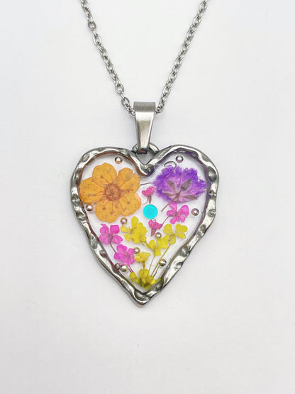Herzanhänger-Halskette mit pastellfarbenen Blumen