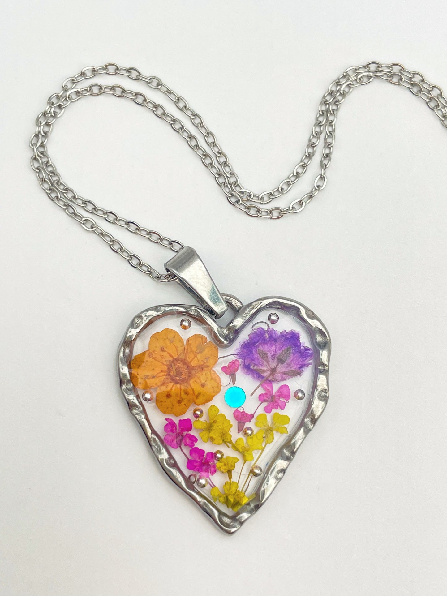 Herzanhänger-Halskette mit pastellfarbenen Blumen