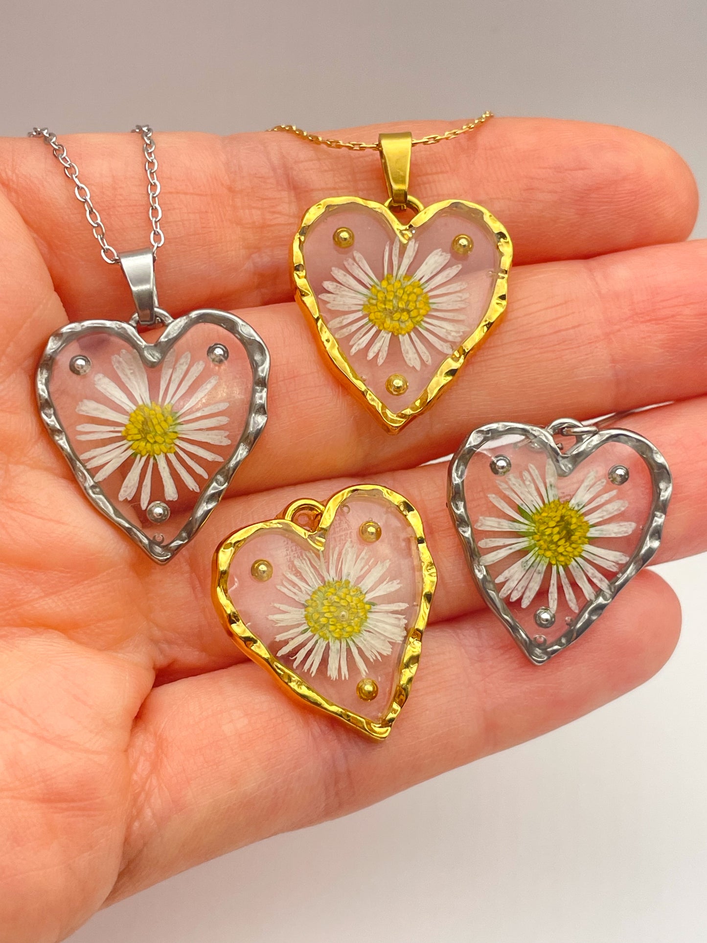 Heart dangle earrings with daisy flowers and gold beads