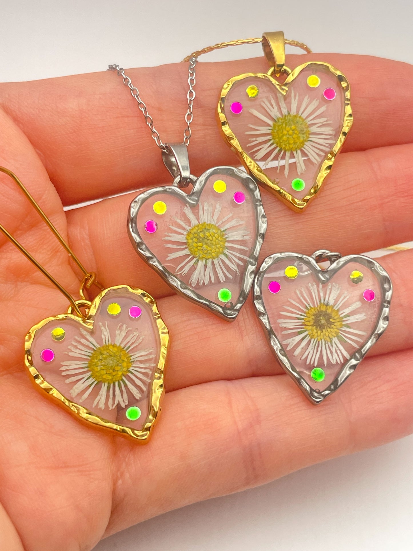 Heart dangle earrings with daisy flowers and colourful crystals