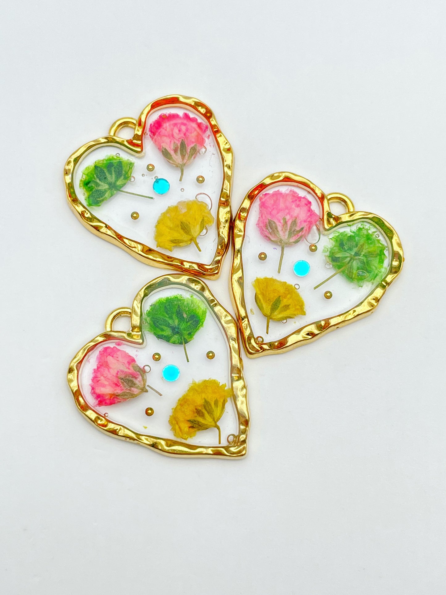 Heart pendant necklace with colourful beby's breath flowers