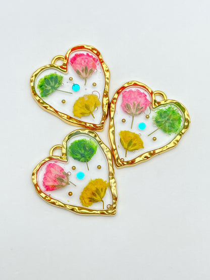 Heart pendant necklace with colourful beby's breath flowers