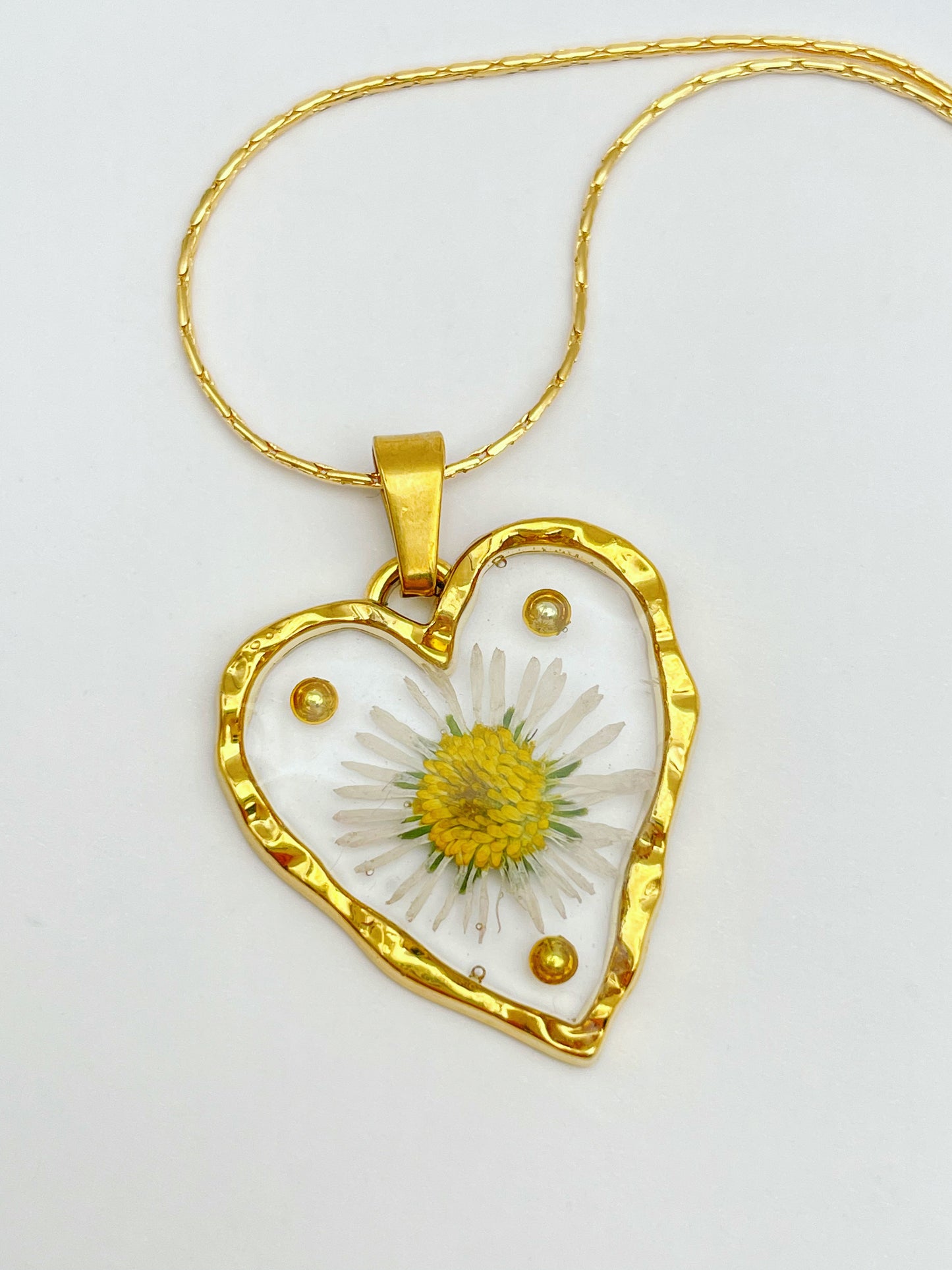Heart pendant necklace with daisies and gold beads