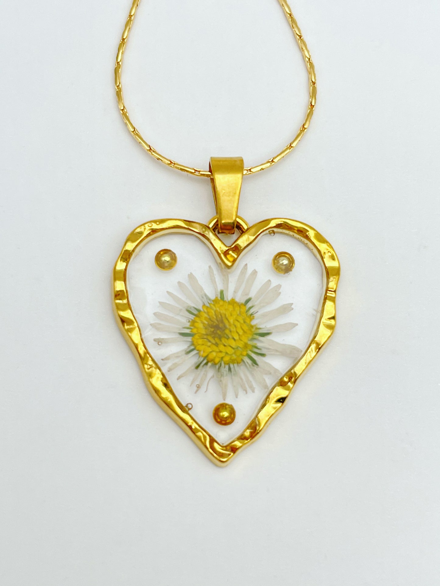Heart pendant necklace with daisies and gold beads