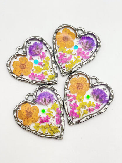 Boucles d'oreilles cœur avec fleurs aux couleurs pastel