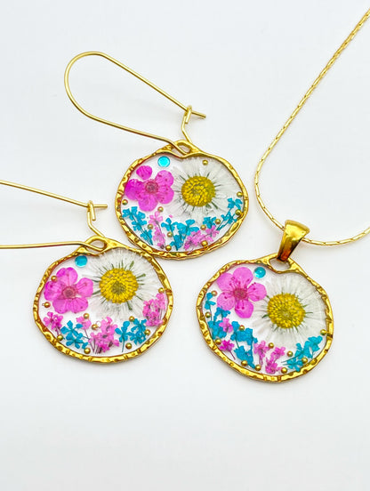Ohrhänger mit Gänseblümchen und rosa Blüten