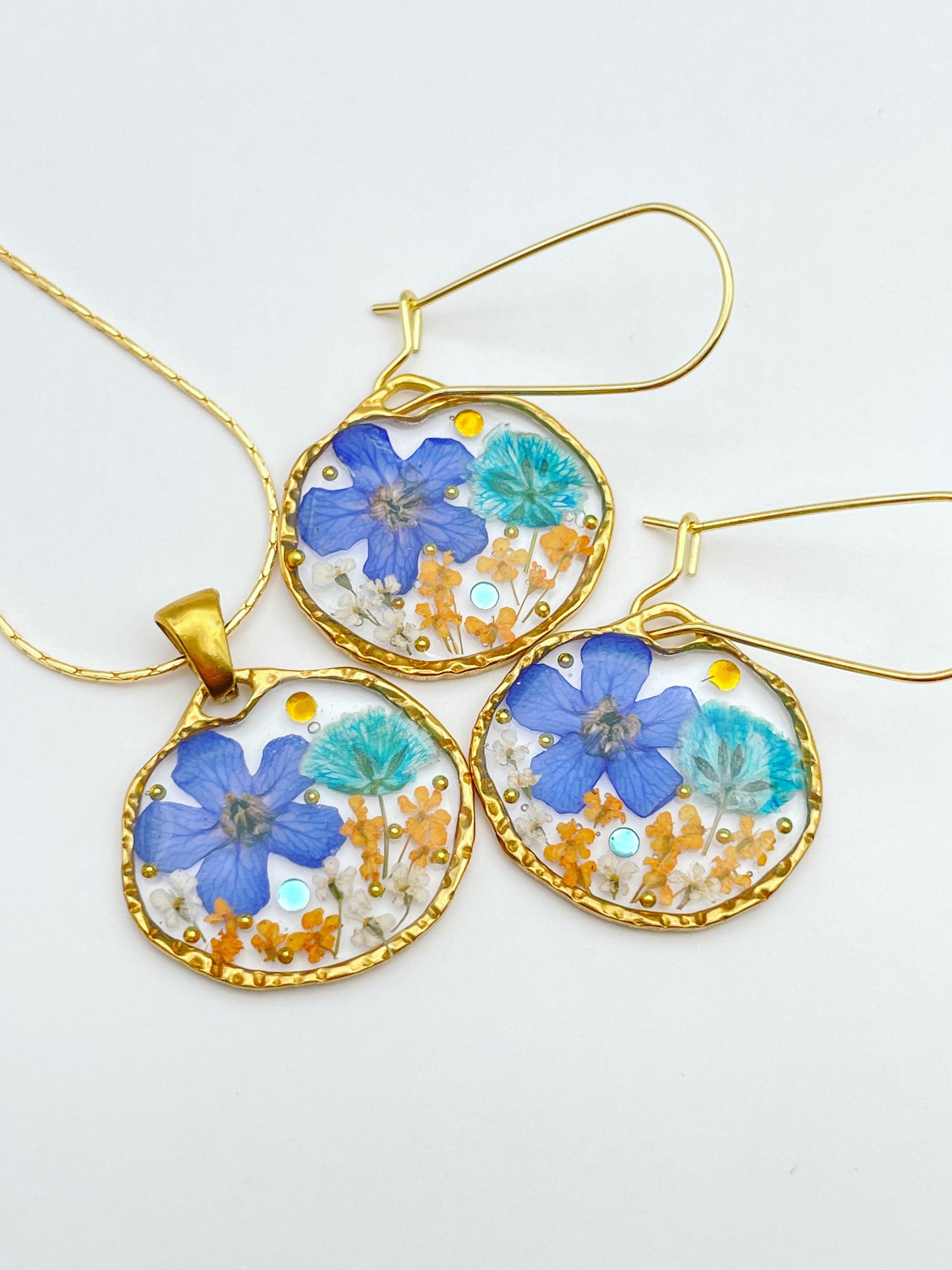 Boucles d'oreilles pendantes avec fleurs aux couleurs vintage