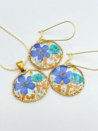 Boucles d'oreilles pendantes avec fleurs aux couleurs vintage