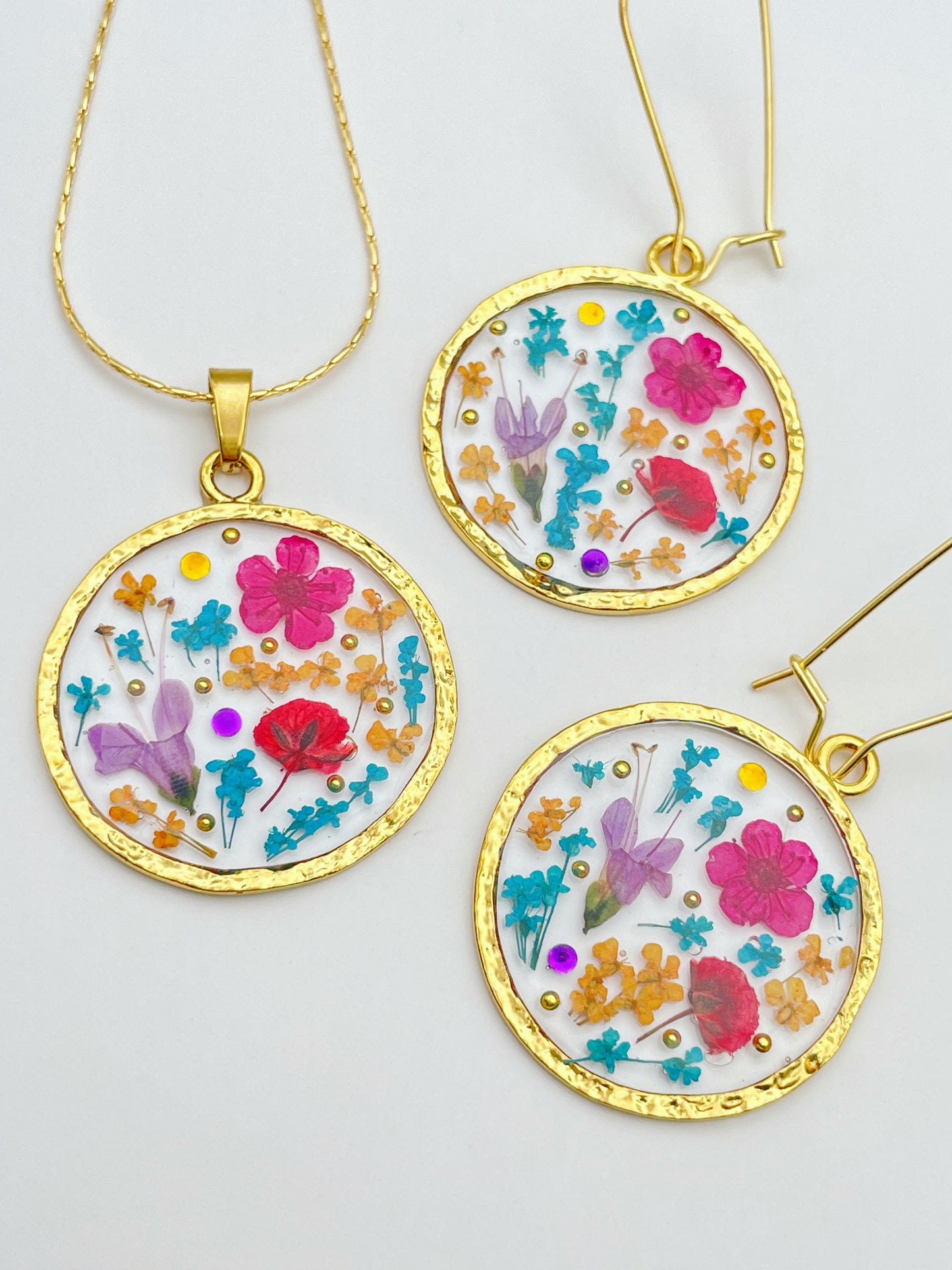 Medium statement necklace with pink flowers in gold