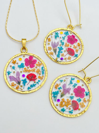Medium statement necklace with pink flowers in gold
