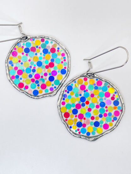 Mittelgroße Disco-Ohrringe mit bunten Glitzerpartikeln