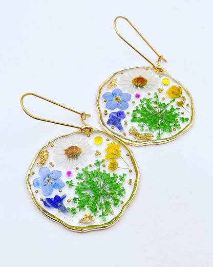 Dangle earrings with daisies and green flowers