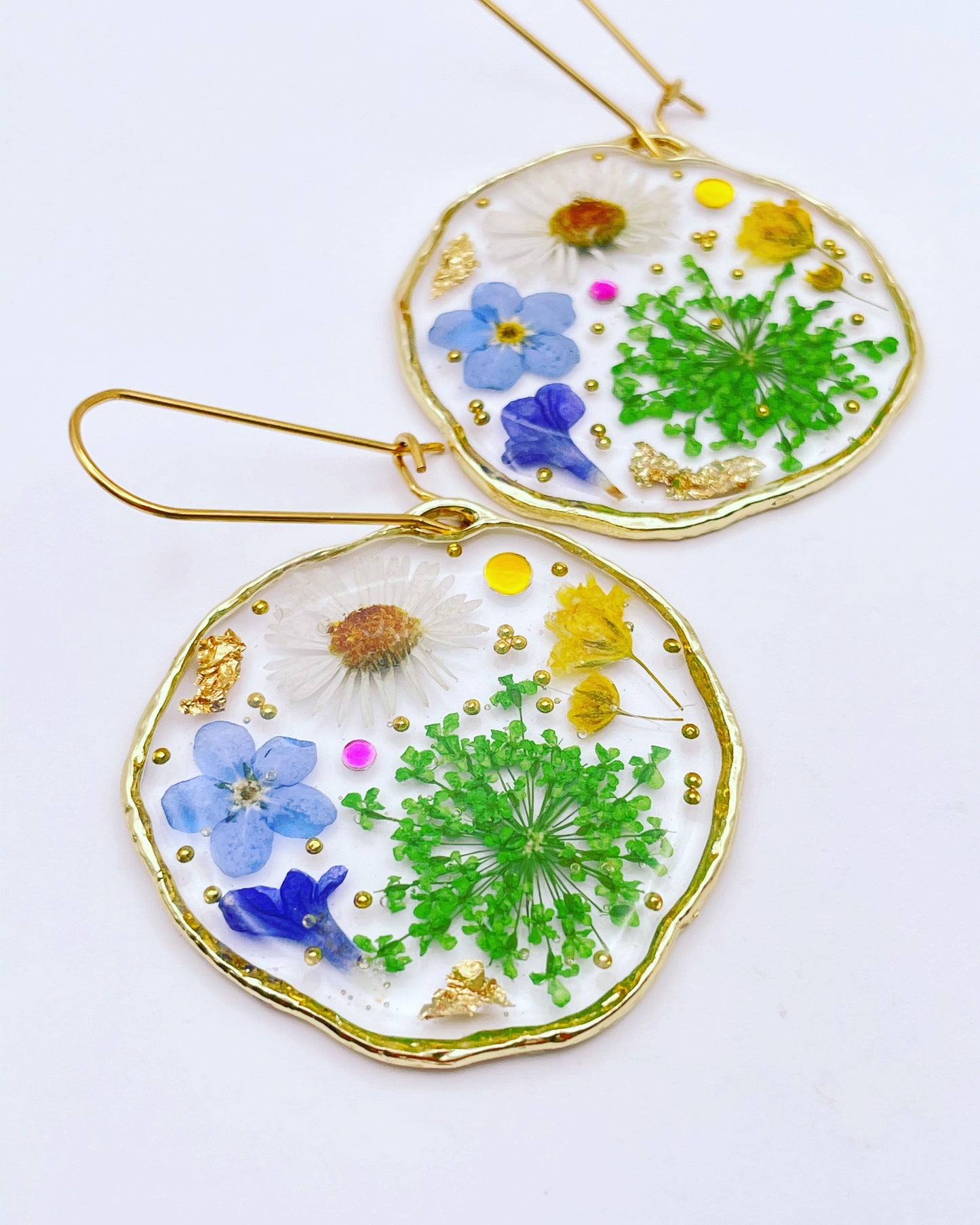 Dangle earrings with daisies and green flowers