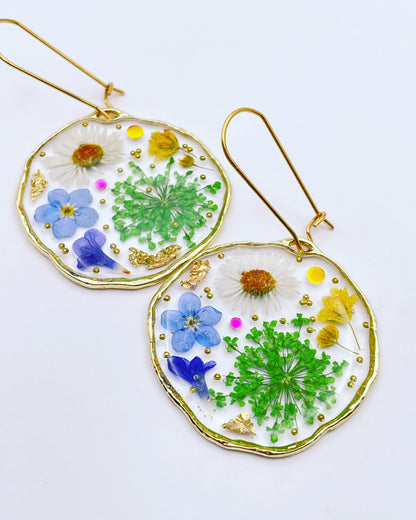 Dangle earrings with daisies and green flowers
