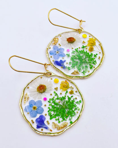 Dangle earrings with daisies and green flowers
