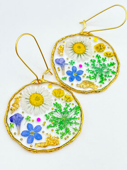 Statement-Ohrringe mit Gänseblümchen, Lavendel und grünen Blumen