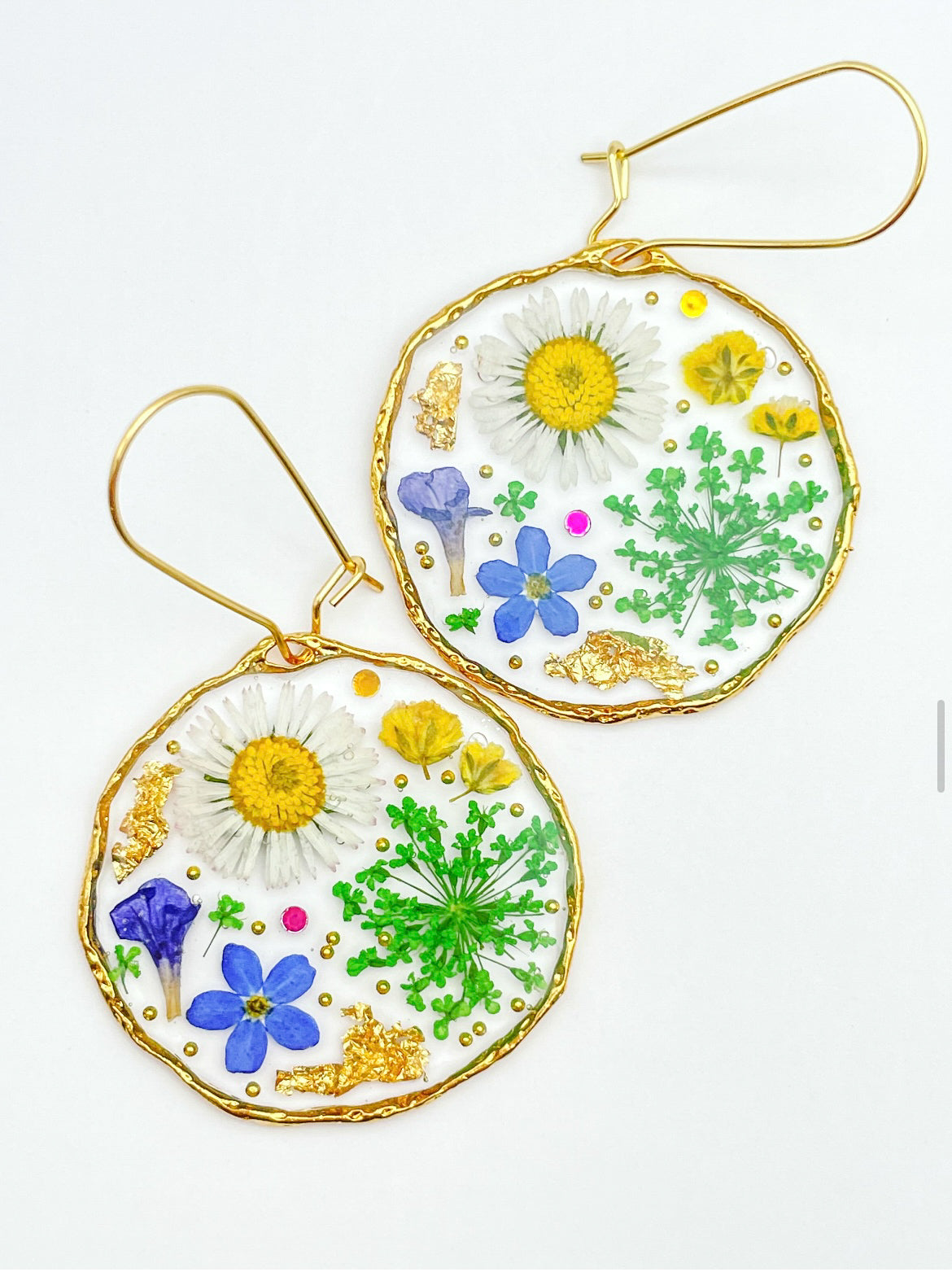 Statement-Ohrringe mit Gänseblümchen, Lavendel und grünen Blumen
