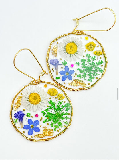 Statement-Ohrringe mit Gänseblümchen, Lavendel und grünen Blumen