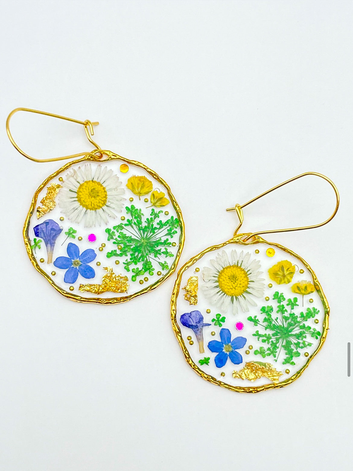Statement necklace with daisy, lavender and forget-me-not flowers