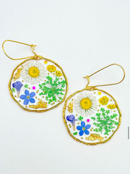Statement necklace with daisy, lavender and forget-me-not flowers