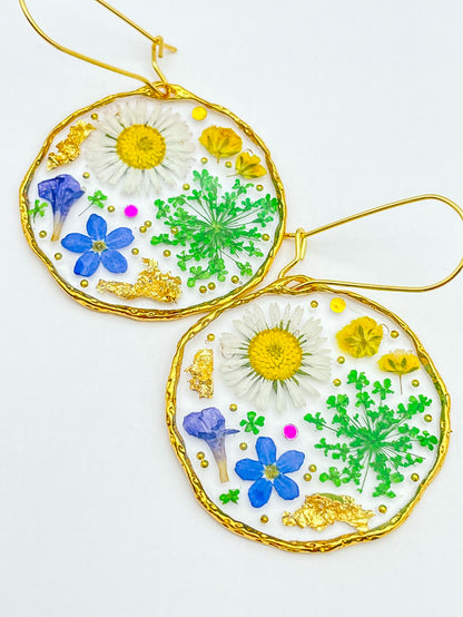 Statement-Ohrringe mit Gänseblümchen, Lavendel und grünen Blumen