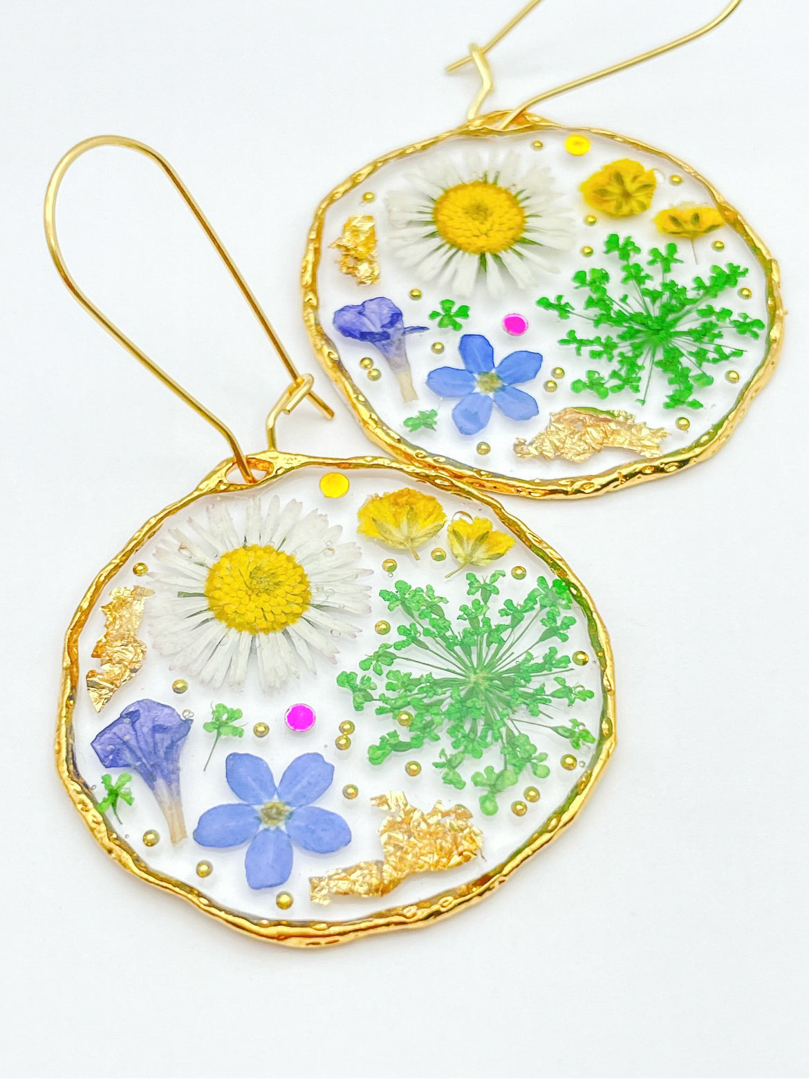 Statement-Ohrringe mit Gänseblümchen, Lavendel und grünen Blumen