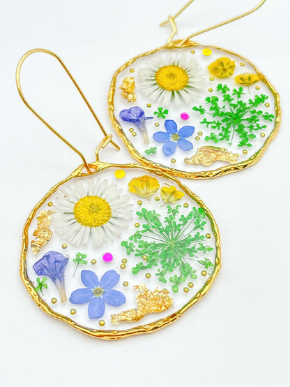 Statement-Ohrringe mit Gänseblümchen, Lavendel und grünen Blumen