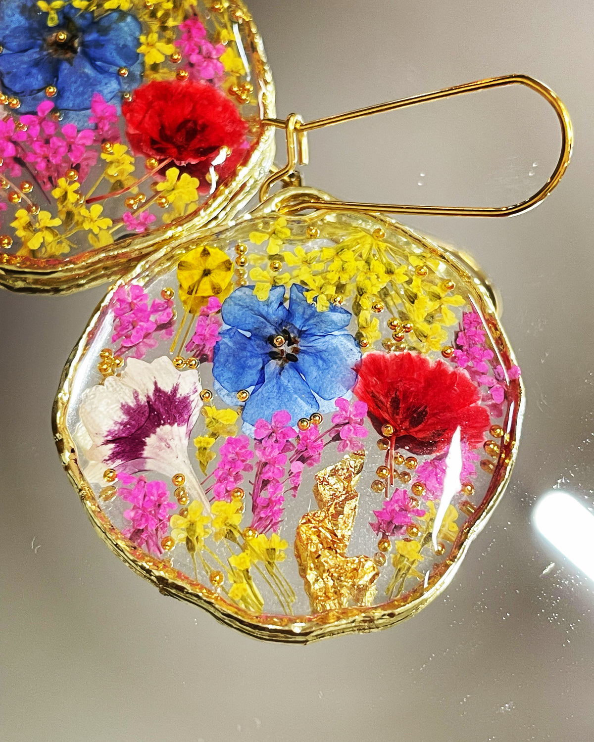 Statement-Halskette mit roten Mohnblumen und bunten Blüten