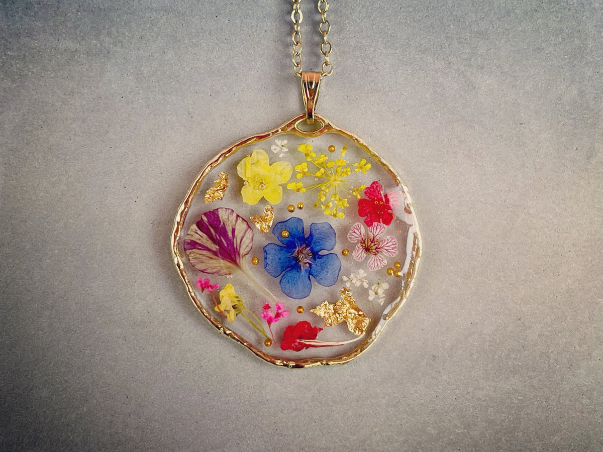 Statement-Halskette mit roten Mohnblumen und bunten Blüten