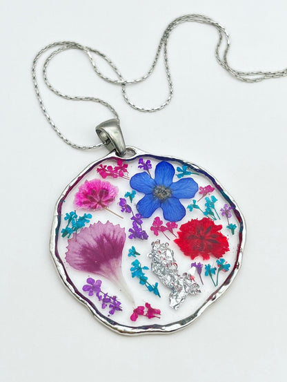 Statement necklace with colourful flowers in silver