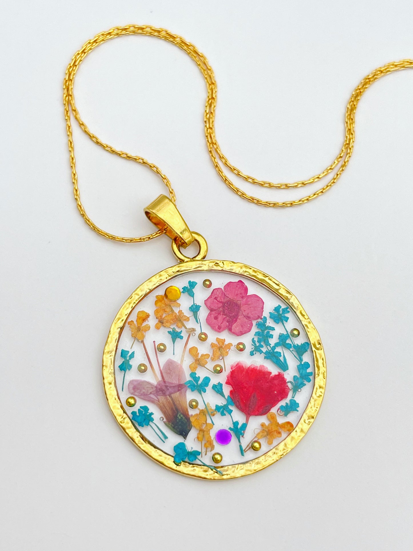 Medium statement necklace with pink flowers in gold