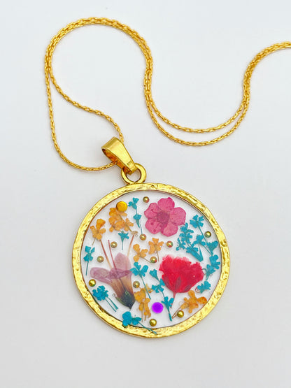 Medium statement necklace with pink flowers in gold