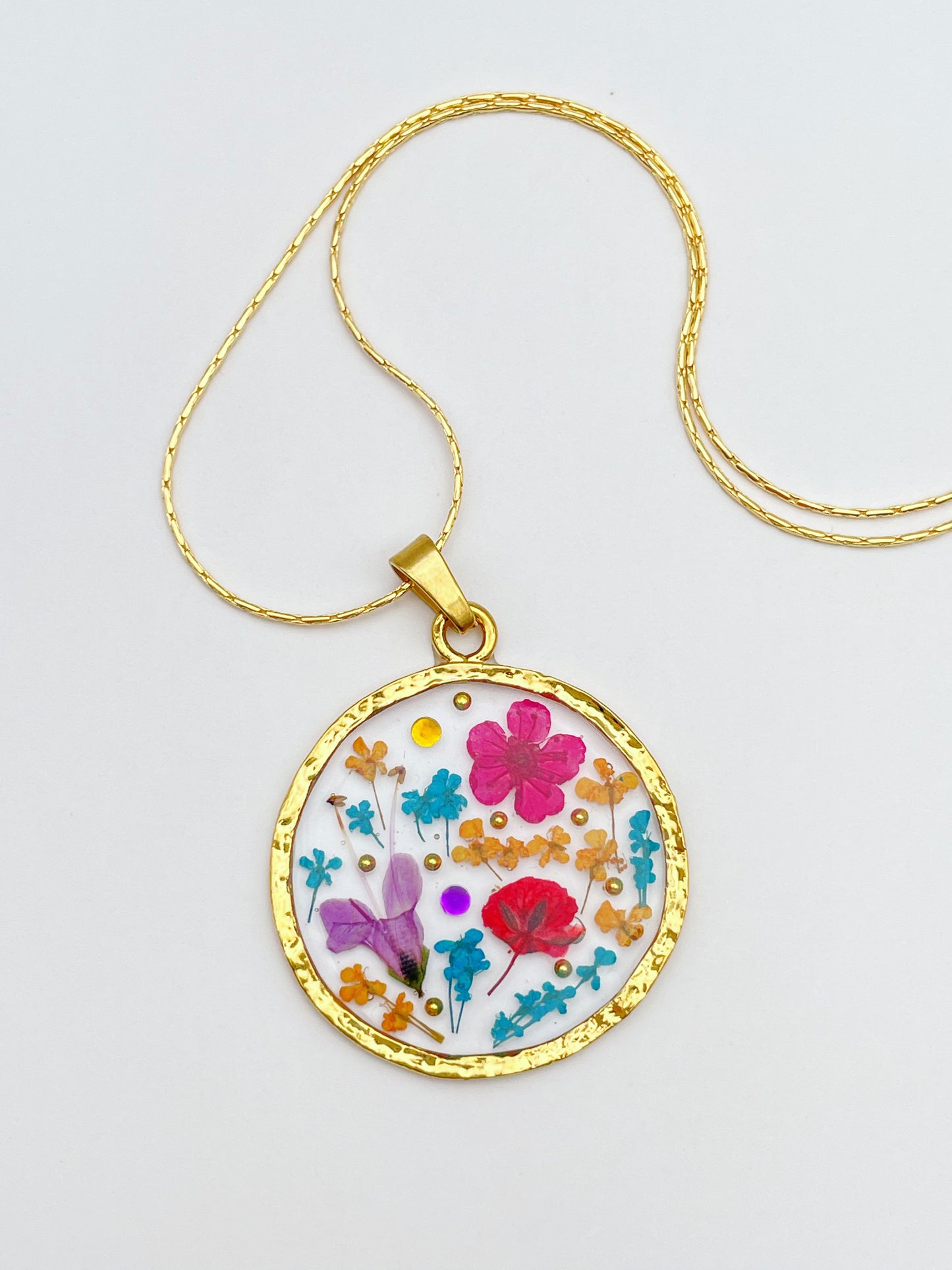 Medium statement necklace with pink flowers in gold