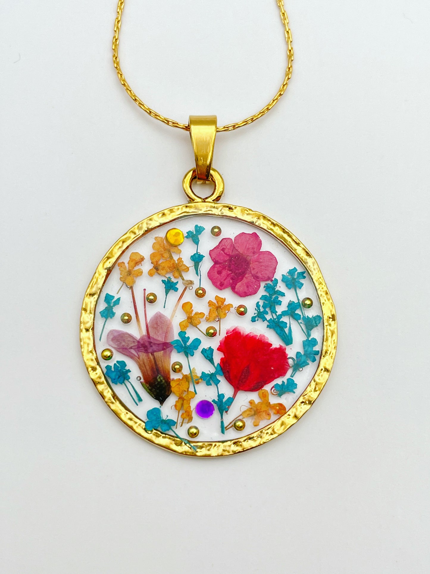 Medium statement necklace with pink flowers in gold