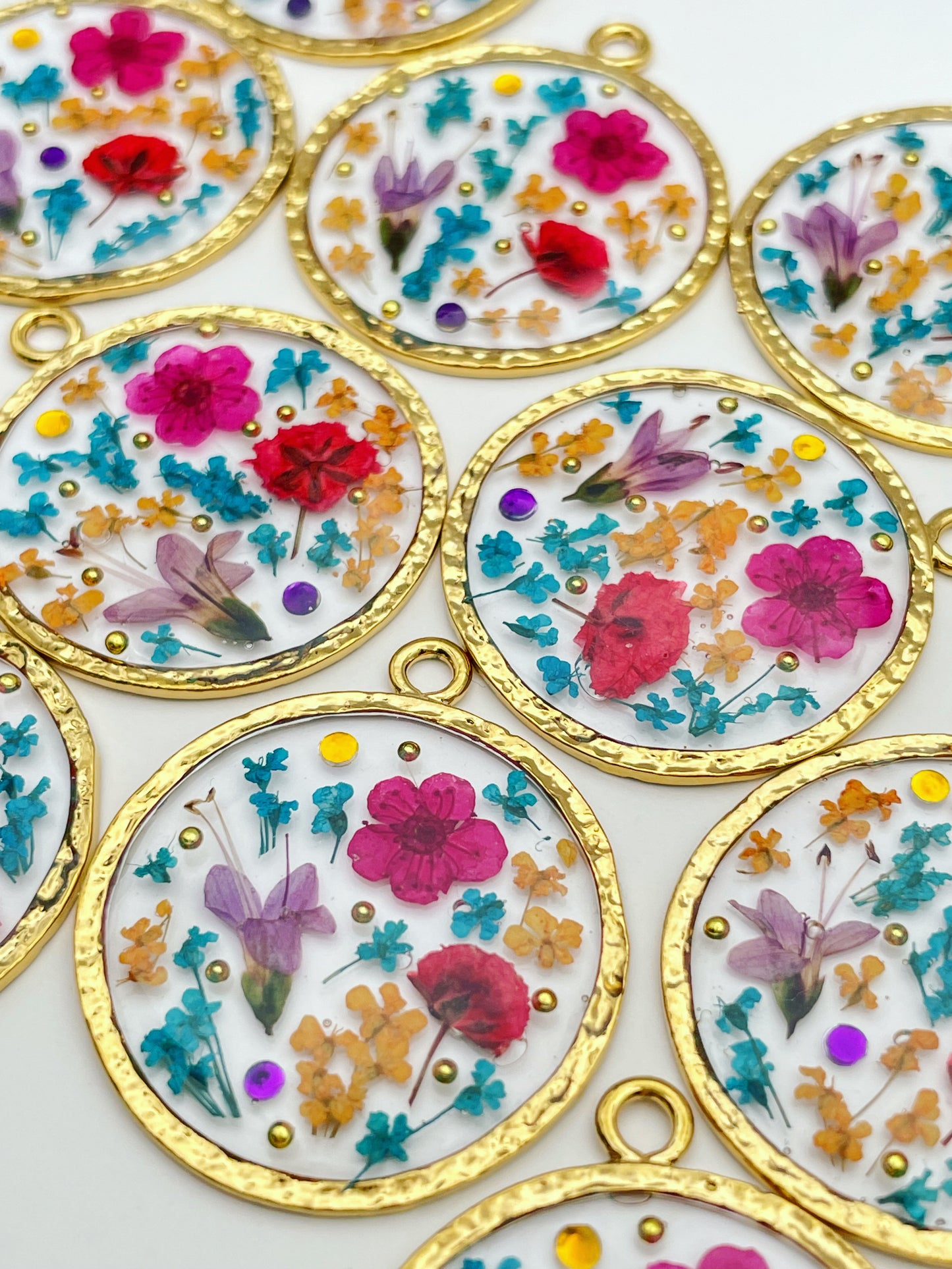 Medium statement necklace with pink flowers in gold